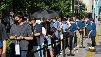 iPhone 14, iPhone 14 Pro dan iPhone 14 Pro Max sudah mulai dijual sedangkan iPhone 14 Plus menyusul pada bulan Oktober. Tampak di sini antrean fanboy di Apple Store yang ada di Tokyo. Foto: Getty Images
