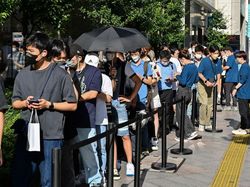 iPhone 14 Mulai Dijual, Fanboy Berbondong ke Apple Store