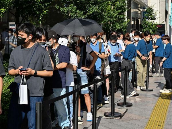 iPhone 14 Mulai Dijual, Fanboy Berbondong ke Apple Store