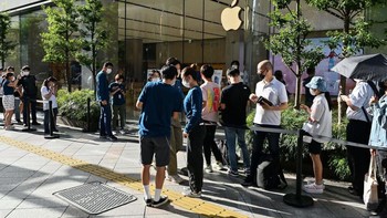 Mereka bersabar demi menjadi salah satu yang pertama mencicipi iPhone 14. Foto: Getty Images