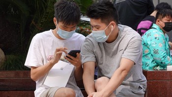 Mereka masih tetap memakai masker karena pandemi Corona masih ada. Foto: Getty Images