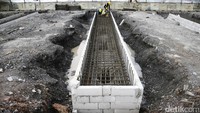 Di tanah rawa, tidak jarang konstruksi jembatan turun. Untuk perawatan Jembatan Sodong ini menggunakan slab on pile yang merupakan konstruksi di mana jalan ditopang oleh tiang-tiang beton.