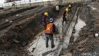 Melakukan perawatan jalan ini bukan tanpa tantangan. Apalagi, sebagian tanah di wilayah Sumatera Selatan berupa tanah rawa diperlukan peningkatan struktur di oprit jembatan menjadi pile slab atau pembetonan yang berdiri di atas tiang pancang.