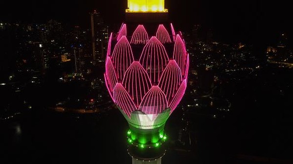 Dengan naik lift super cepat, pengunjung bisa ke area observasi luar dan dalam ruangan. Terdapat restoran berputar yang populer untuk makan malam romantis. Â Dengan naik lift super cepat, pengunjung bisa ke area observasi luar dan dalam ruangan. Terdapat restoran berputar yang populer untuk makan malam romantis. Â
