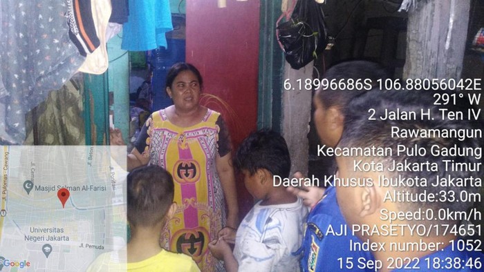 Petugas mengantarkan bocah yang dikejar ODGJ di Jaktim ke rumahnya