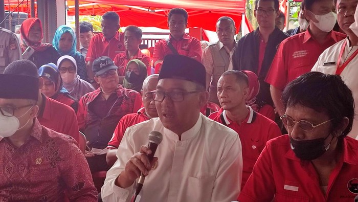 Plt Bupati Bogor Iwan Setiawan (bicara dengan mic)-(Rizky-detikcom)