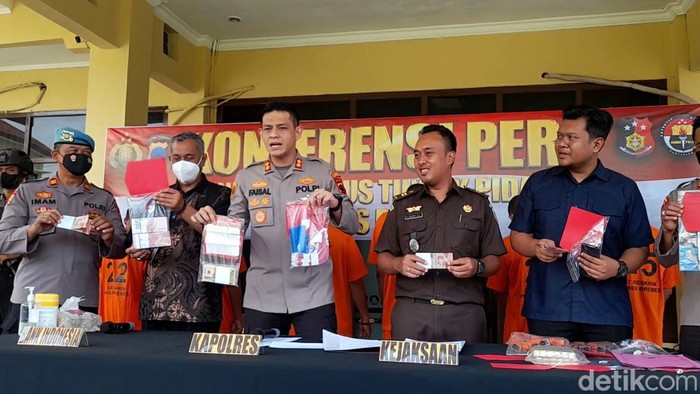 Polres Brebes pers rilis kasus pengedar uang palsu, Jumat (16/9/2022).