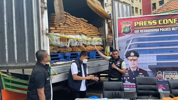 Polres Jakbar menangkap penyelundup kentang isi ganja di Tangerang