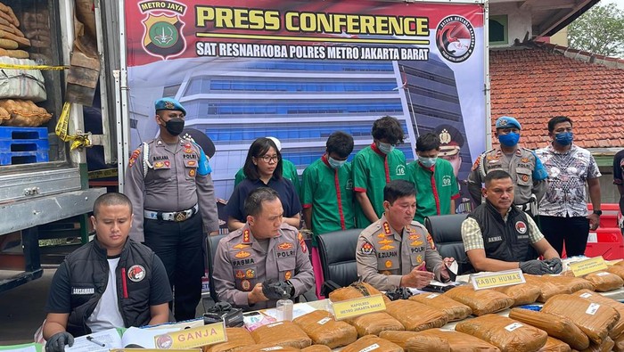 Polres Jakbar menangkap penyelundup kentang isi ganja di Tangerang