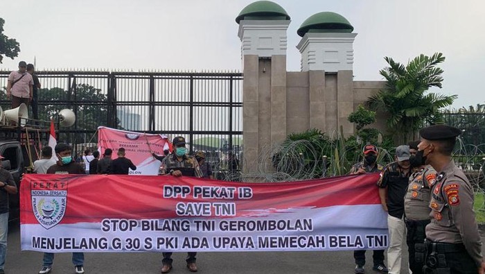 Menjelang G 30 S PKI, Isu TNI digembosi dan dipecah belah semakin santer terdengar. Terlebih ada ulahnya oknum anggota DPR yang membuat framing TNI buruk.