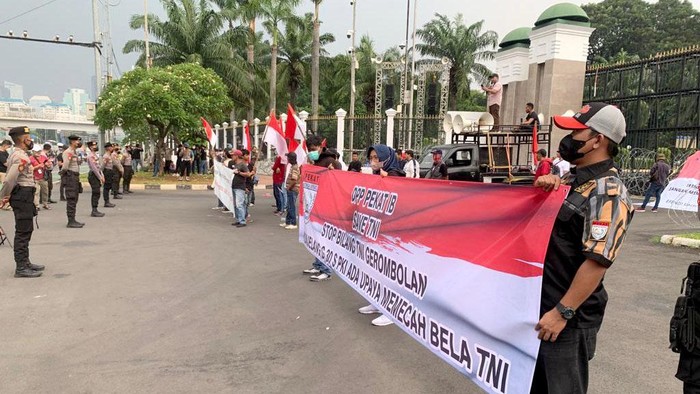 Menjelang G 30 S PKI, Isu TNI digembosi dan dipecah belah semakin santer terdengar. Terlebih ada ulahnya oknum anggota DPR yang membuat framing TNI buruk.