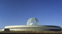 Kedua, ada Tokyo Sea Life Park yang merupakan akuarium raksasa. Lanskap dari kejauhan terlihat ada sebuah kubah di bagian tengah.