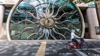 Lanjut ada sebuah jendela dengan bentuk matahari yang menghiasi gedung Oike Koto di Kyoto. Para arsitek dan desainer di Kyoto kini menjadi lebih berani dan kreatif untuk membuat bangunan unik, tidak biasa hingga inovatif.  