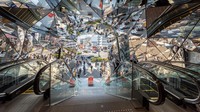 Dari Takyu Plaza Omohara ada bagian unik beruapa pintu masuk yang terbuat dari kaca hingga menimbulkan ratusan refleksi. Department store ini berada di area Harajuku lho.