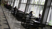 Tampak sejumlah pengendara tengah beristirahat di rest area Tol Terbanggi Besar-Pematang Panggang-Kayu Agung (Terpeka).