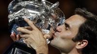 Roger Federer mencium trofi setelah mengalahkan petenis Kroasia Marin Cilic pada final tunggal putra kejuaraan tenis Australia Terbuka di Melbourne, Australia, Minggu, 28 Januari 2018. Salah satu petenis tersukses di dunia, Federer memenangi 20 titel Grand Slam. Hanya Rafael Nadal (22) dan Novak Djokovic (21) yang mengoleksi lebih banyak gelar tertinggi tenis itu. (AP/Dita Alangkara)