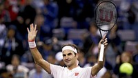 Roger Federer dari Swiss melambai tangan kepada penonton setelah mengalahkan Daniil Medvedev dari Rusia dalam pertandingan tunggal putra turnamen tenis Shanghai Masters di Qizhong Forest Sports City Tennis Center di Shanghai, China, 10 Oktober 2018. Petenis asal Swiss tersebut sudah absen di kompetisi top sejak Wimbledon 2021 silam. (AP/Andy Wong)
