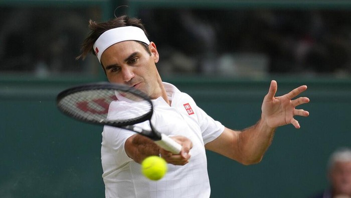 Potret Roger Federer yang Mau Pamit dari Tenis FILE - Switzerland's Roger Federer plays a return to Poland's Hubert Hurkacz during the men's singles quarterfinals match on day nine of the Wimbledon Tennis Championships in London, July 7, 2021. Federer announced Thursday, Sept. 15, 2022 he is retiring from tennis. (AP Photo/Kirsty Wigglesworth)