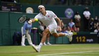 Roger Federer memainkan kembali ke Inggris Cameron Norrie selama pertandingan putaran ketiga tunggal putra pada hari keenam Kejuaraan Tenis Wimbledon di London, Sabtu 3 Juli 2021. Atlet 41 tahun itu akan mengakhiri perjalanannya di tenis level top setelah 24 tahun. (AP/Alastair Grant)