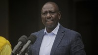 William Ruto berbicara kepada media di kediamannya di Nairobi, Kenya, Kamis (4/8/2022). Salah satu janjinya itu yakni menghapus pajak bahan bakar untuk menurunkan biayanya dan dengan demikian mengurangi biaya bahan pokok. (AP Photo/Brian Inganga)