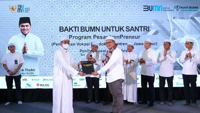 Program Bakti BUMN untuk Santri Digelar di Ponpes Kick off Program Bakti BUMN untuk Santri digelar di Pondok Pesantren Assalafi Al Fithrah, Surabaya. Ini menjadi dukungan BUMN untuk pesantren.