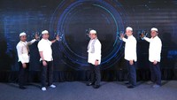 Deputi Bidang Sumber Daya Manusia (SDM), Teknologi dan Informasi Kementerian BUMN, Tedi Bharata (tengah) dan CSR Program BUMN Senior Officer SIG, Abdul Manan (dua dari kanan) melakukan kick off Program Bakti BUMN untuk Santri di Pondok Pesantren Assalafi Al Fithrah, Surabaya, Rabu (14/9).