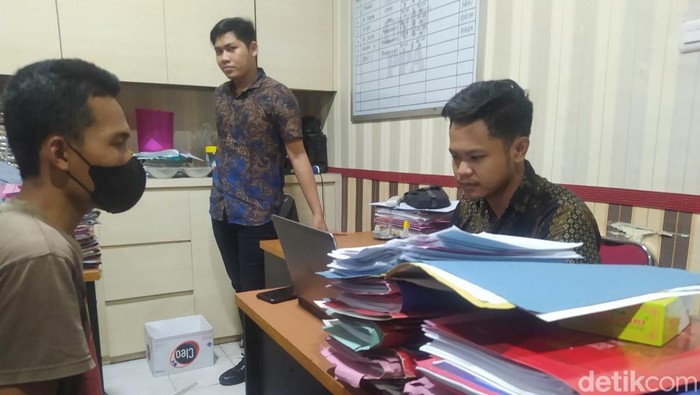 R, paman yang mencabuli ponakan saat diperiksa di kantor polisi