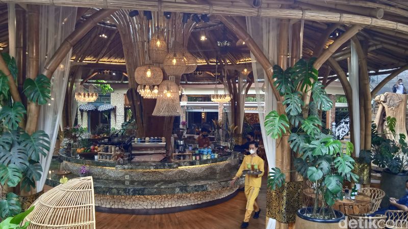 Nikmatnya Ayam Bekakak dan Surabi di Restoran Keluarga yang Asri Ini