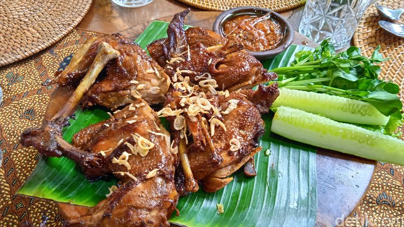 Nikmatnya Ayam Bekakak dan Surabi di Restoran Keluarga yang Asri Ini