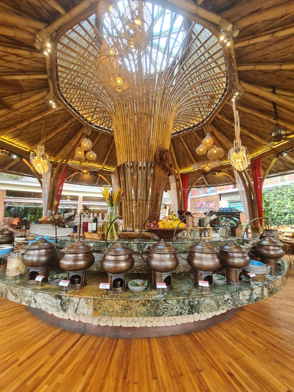 Nikmatnya Ayam Bekakak dan Surabi di Restoran Keluarga yang Asri Ini