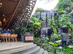 Nikmatnya Ayam Bekakak dan Surabi di Restoran Keluarga yang Asri Ini