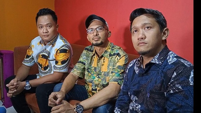 Pihak suami Roro Fitria saat ditemui di kawasan Trans TV.
