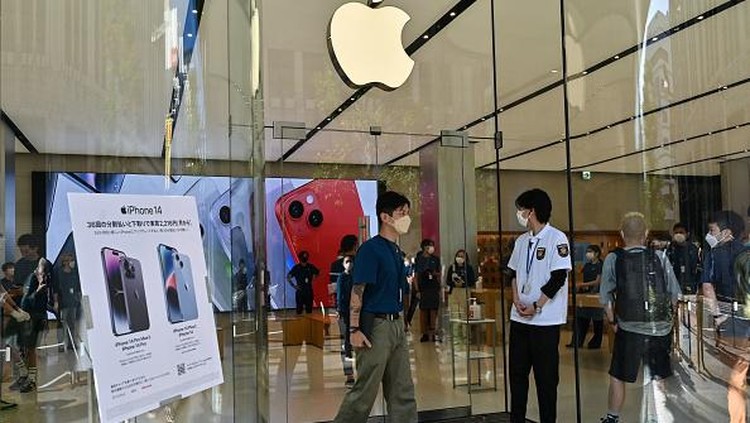 Sambutan Antusias iPhone 14 Saat Rilis di Jepang dan China Members of security stand at the entrance to an Apple store as customers queue up for the launch of the new iPhone 14 in Tokyo on September 16, 2022. (Photo by Richard A. Brooks / AFP) (Photo by RICHARD A. BROOKS/AFP via Getty Images)