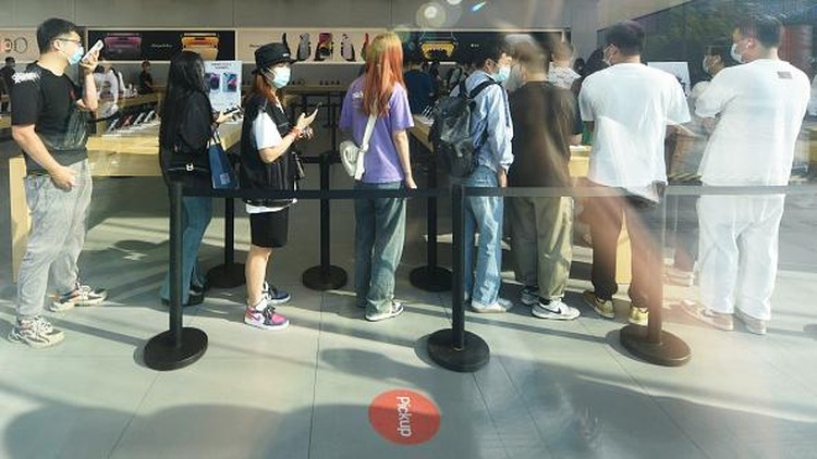 Sambutan Antusias iPhone 14 Saat Rilis di Jepang dan China Customers queue to get newly-launched iPhone 14 mobile phones at an Apple store in Hangzhou, in Chinas eastern Zhejiang province on September 16, 2022. - China OUT (Photo by AFP) / China OUT (Photo by STR/AFP via Getty Images)