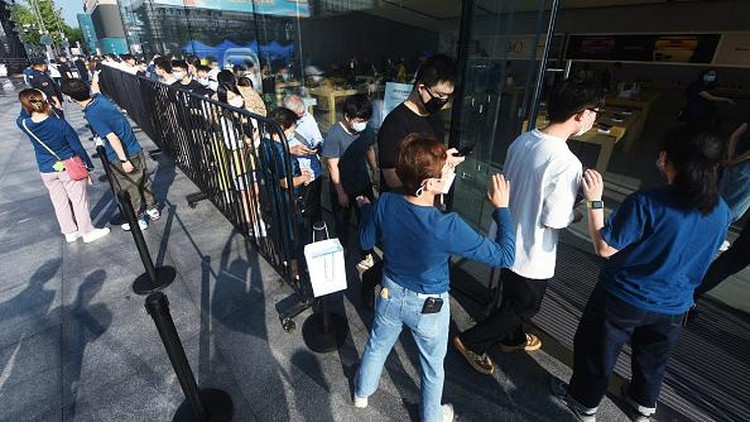 Customers queue to get newly-launched iPhone 14 mobile phones at an Apple store in Hangzhou, in Chinas eastern Zhejiang province on September 16, 2022. - China OUT (Photo by AFP) / China OUT (Photo by STR/AFP via Getty Images)