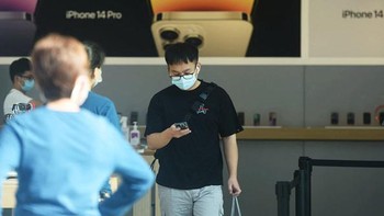 Selain empat iPhone baru, Apple juga meluncurkan tiga Apple Watch baru, dan AirPods Pro yang diperbarui. (STR/AFP/Getty Images)