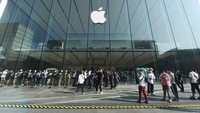Customers queue to get newly-launched iPhone 14 mobile phones at an Apple store in Hangzhou, in Chinas eastern Zhejiang province on September 16, 2022. - China OUT (Photo by AFP) / China OUT (Photo by STR/AFP via Getty Images)