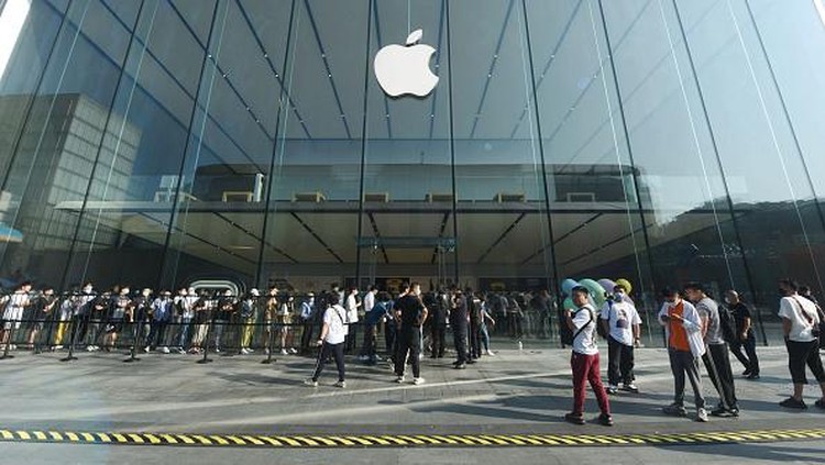 Customers queue to get newly-launched iPhone 14 mobile phones at an Apple store in Hangzhou, in Chinas eastern Zhejiang province on September 16, 2022. - China OUT (Photo by AFP) / China OUT (Photo by STR/AFP via Getty Images)