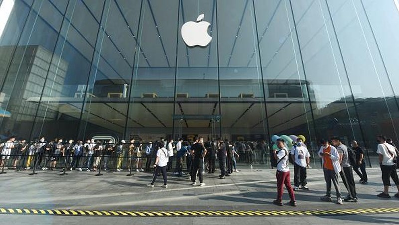 Customers queue to get newly-launched iPhone 14 mobile phones at an Apple store in Hangzhou, in China's eastern Zhejiang province on September 16, 2022. - China OUT (Photo by AFP) / China OUT (Photo by STR/AFP via Getty Images)