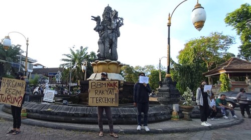 Sejumlah massa penolak kenaikan harga BBM melakukan aksi diam atau tanpa orasi di Patung Catur Muka, Kota Denpasar, Bali, Jumat (16/9/2022).