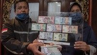 Samin menunjukkan uang baru emisi 2022. Uang Samin berhasil ditukar setelah diidentifikasi memenuhi persyaratan penukaran uang rusak seperti tanda keaslian uang kertas masih dapat dikenali dan fisik uang kertas masih ada dua pertiga dari ukuran aslinya.   