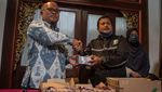 Senyum Samin Saat Uangnya yang Dimakan Rayap Bisa Ditukar Uang Baru