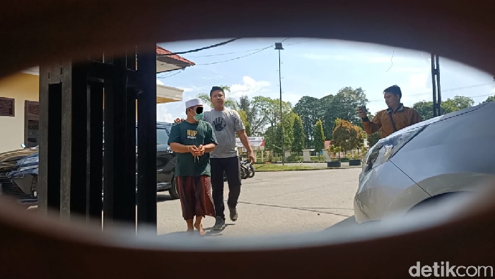 Seorang pimpinan ponpes di Tebo, Jambi ditangkap karena mencabuli dua santri pria.