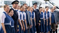 Kru berfoto bersama pilot. Seragam ini mengusung konsep tradisional Bavarian yang dibuat lebih kekinian dan khas kru pesawat.