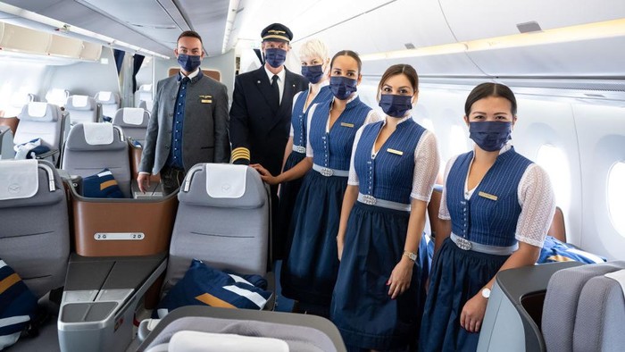 Seragam Baru Maskapai Lufthansa ERDING, GERMANY - SEPTEMBER 15: Flight crews of German airliner Lufthansa wear traditional Bavarian folk dress during a photocall to celebrate Oktoberfest at Munich Airport Franz-Joseph-Strauss International on September 15, 2022 in Erding, Germany. Lufthansa cabin crew will dress in the Bavarian traditional costume