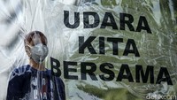Mereka melakukan aksi dengan memakai kaos bertuliskan Aku & Polusi dan spanduk plastik bertuliskan Udara Kita Bersama.
