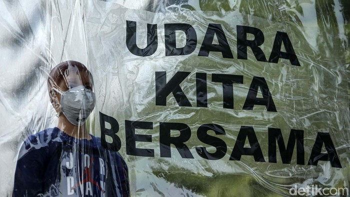 setahun kemenangan atas gugatan polusi udara yang diajukan Koalisi Ibu Kota. Baca artikel detiknews, Aktivis lingkungan melakukan aksi di depan Balai Kota DKI Jakarta, Jumat (16/9/). Aksi itu untuk memperingati setahun kemenangan atas gugatan polusi udara yang diajukan Koalisi Ibu Kota.