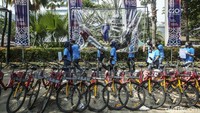 Peserta melintasi jalur pedestrian di depan Balai Kota Jakarta. Aksi ini untuk menagih Presiden Joko Widodo (Jokowi) hingga Gubernur DKI Jakarta Anies Baswedan menjalankan putusan hakim. 