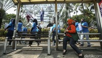 Warga yang menunggu di halte bus menoleh aksi teatrikal tersebut. Mereka menilai belum ada satu pun putusan hakim yang dijalankan para tergugat dalam kurun waktu setahun sejak dikeluarkan. 