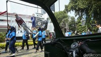 Aksi teatrikal dilihat dari dalam bajaj BBG di depan Balai Kota. Mereka menilai putusan hakim tidak dijalankan oleh tergugat yang tidak ikut banding sekalipun yaitu Anies Baswedan.